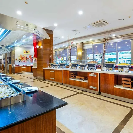 Ramada מלון