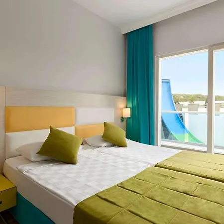 호텔 Ramada 4*